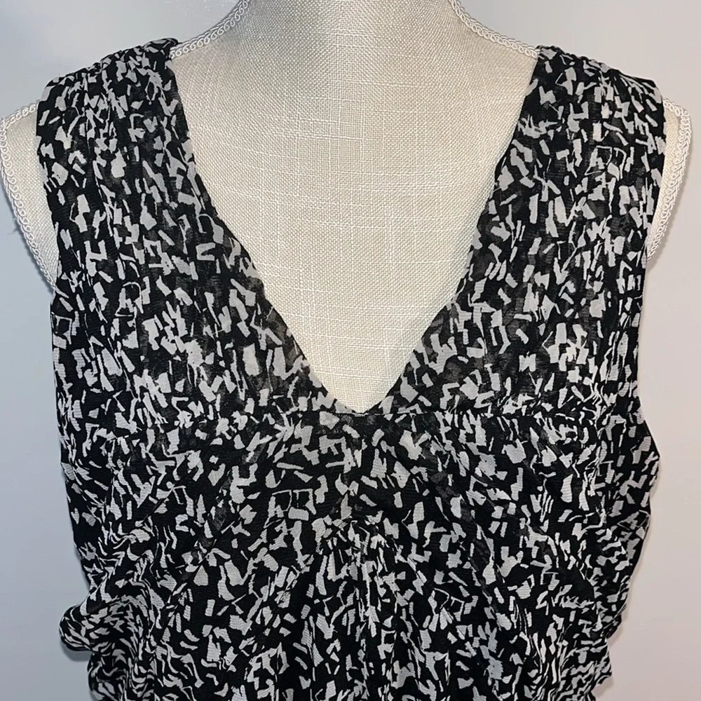 3/$20 - Maggie Barnes Patterned Sleeveless Dress - (16/18) - Picture 2 of 8